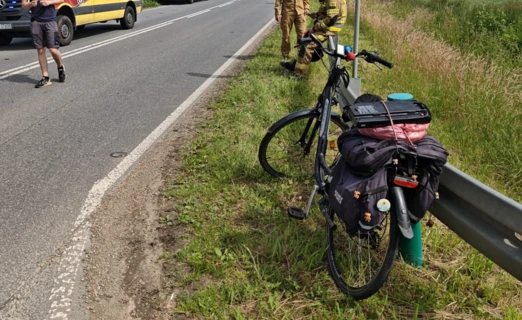78-letni senior miał wjechać rowerem wprost przed nadjeżdżający samochód dostawczy. Fot. Policja