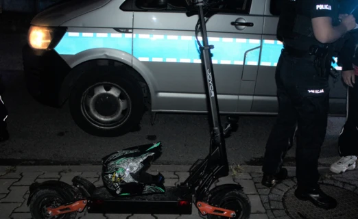 Chłopiec jadący hulajnogą elektryczną co prawda miał kask, ale wbrew przepisom jechał po jezdni. Fot. Policja