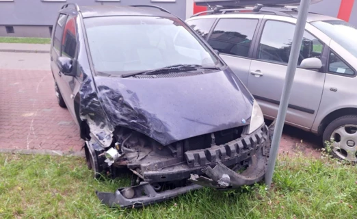 Pijany kierowca Forda po zderzeniu z Renault porzucił swoje auto i ukrył się w piwnicy bloku. Fot. Policja