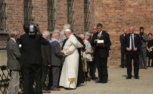Ojciec święty spotkał się z byłymi więźniami obozu Auschwitz. Fot. Jarosław Praszkiewicz