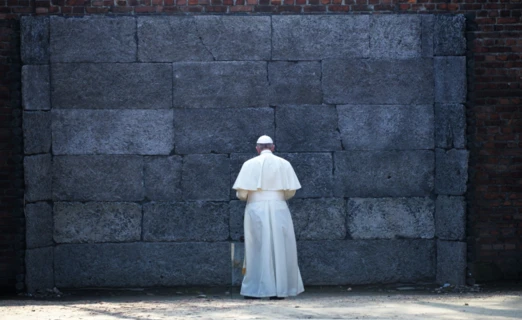 Modlitwa papieża Franciszka przed Ścianą Straceń. Fot. Paweł Sawicki