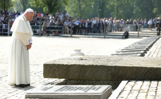 Pontifex przy Międzynarodowym Pomniku Ofiar Obozu. Fot. Tomasz Pielesz