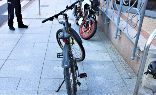 W Kętach zderzyli się 12-letni rowerzysta i 17-letni motocyklista. Fot. Policja