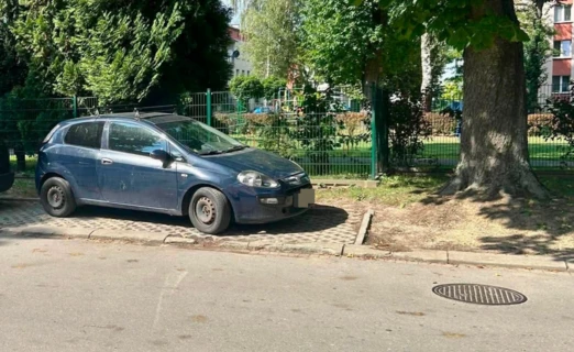 Skradziony i odnaleziony w Grojcu Fiat Punto. Fot. Czytelnik portalu