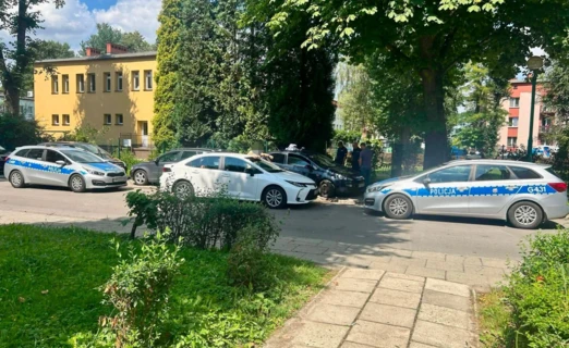 Akcja policji na ulicy Okrzei w Oświęcimiu. Fot. Czytelnik portalu