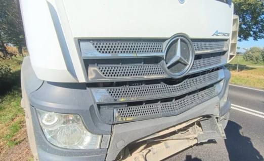 Mercedes uderzył w osobówkę na DK44. Fot. Policja