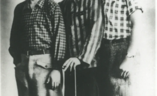 Alojzy Drzazga (w środku). Fotografia wykonana w dniu 2.06.1945 r. w Czeskich Budziejowicach, głównej stacji węzłowej i ośrodku repatriacji dla byłych więźniów Mauthausen-Gusen. Fot. Archiwum PMA-B