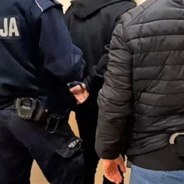 Zabrali mu pieniądze i samochód, bo zniszczył auta na parkingu