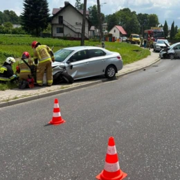 Zderzenie dwóch aut na Wadowickiej. Droga w Porębie Wielkiej zablokowana