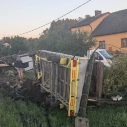 Jechał za szybko i dachował busem z przyczepą