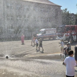 Półkolonia ze służbami i kurtyną wodną - FOTO