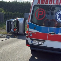 Dachowanie samochodu w Osieku. Są utrudnienia na drodze