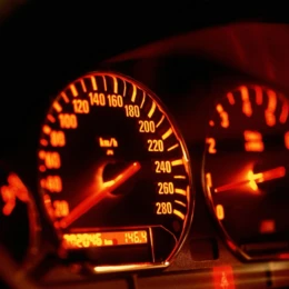 Przez wieś pędził prawie 140 km na godz. Stracił prawo jazdy