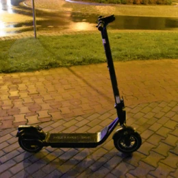 Nocą po pijanemu jechał sobie hulajnogą po drodze krajowej