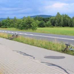 Wyprzedzał rowerzystkę. Oboje upadli