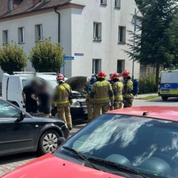 Zapaliła się komora silnika. Strażacy szybko ugasili pożar