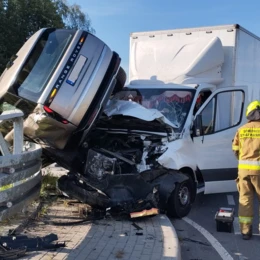 Strażacy wycinali kierowcę z rozbitego auta