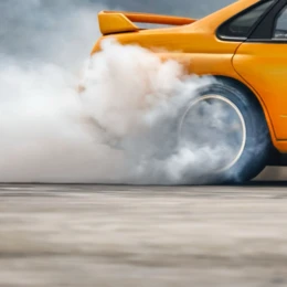 Driftował „beemką” jadąc ruchliwą drogą przez Zaborze