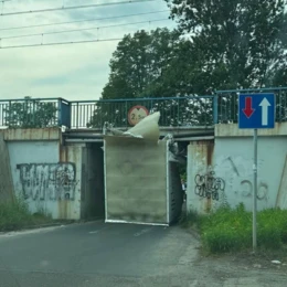 Nie zmieścił się pod wiaduktem. Droga zablokowana