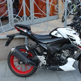 Zderzenie dwóch nastolatków, rowerzysty i motocyklisty