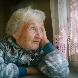Seniorka z objawami demencji wyszła w nocy z domu. Pomogła jej młoda kobieta