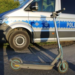 Policjanci zatrzymali nastolatków na rowerze i hulajnodze