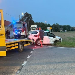 Wypadek na skrzyżowaniu w Osieku. Jedna osoba w szpitalu