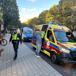 Nastolatek wysiadł z autobusu i wbiegł przed samochód - FOTO