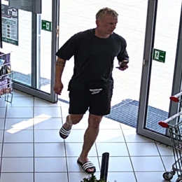Tatuaż na łydce i blond włosy. Kto go rozpoznaje?