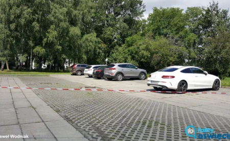 Oficjele zajęli szpitalne parkingi - FOTO