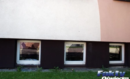 Rzucali w szkołę kamieniami. Autentycznie - FOTO