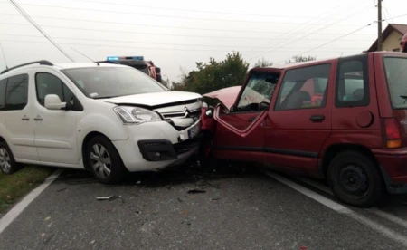 Zderzyły się trzy samochody. Kobieta w ciąży i małe dziecko w szpitalu