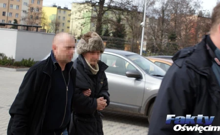 Prokurator przesłuchuje podejrzanego o uduszenie żony