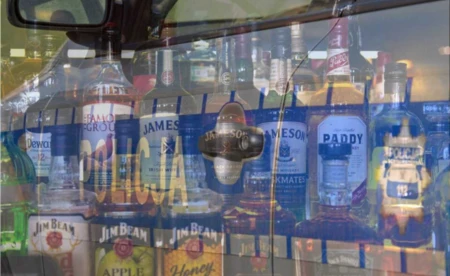 Ekspedientka odmówiła sprzedaży alkoholu. Klient wezwał mundurowych