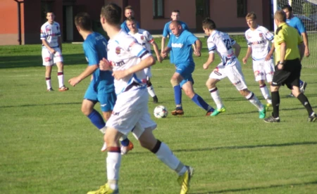 PIŁKA NOŻNA. Grali trampkarze i juniorzy