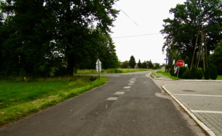 PIŁKA NOŻNA. Kamil Żmuda odskakuje od rywali