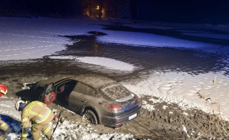 Porsche wpadło do opuszczonego stawu w Grojcu - FOTO