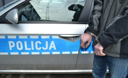 Jechał bez uprawnień, uderzył w bramę w Oświęcimiu