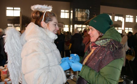 Przed chełmecką biblioteką pachniało świętami - FOTO