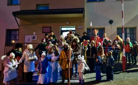 Wieś się jednoczy. Kolędnicy zbierają na naprawę dachu świątyni - FILM, FOTO