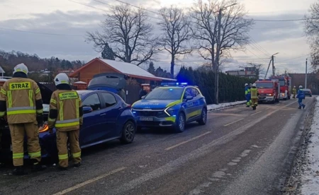 Toyota w słupie. Kierowca bez poważnych obrażeń - FOTO