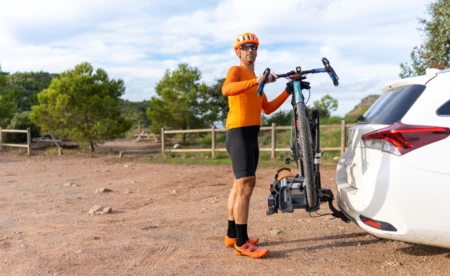 Bagażnik na hak vs dachowy - porównanie