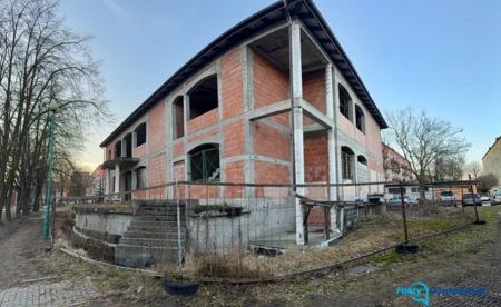 Budynek niszczeje. Radni pytają, prezydent odpowiada