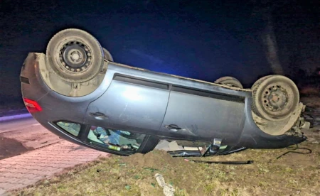 Citroen dachował w Łowiczkach, volkswagen w ogrodzenie - FOTO
