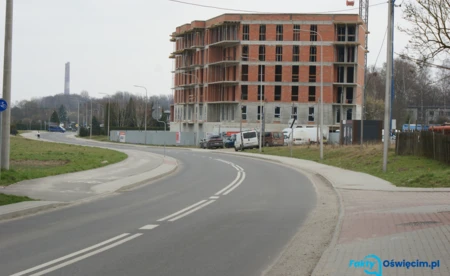 Brak koszy na śmieci na ulicy Krasińskiego w Oświęcimiu wymuszają przepisy