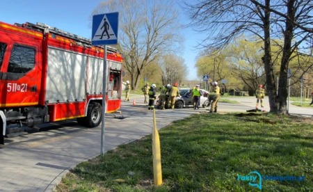 Poranne zderzenie samochodów. Jedna osoba uwięziona - FOTO