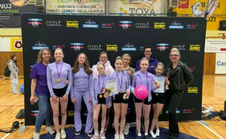 Gimnastyczki Akroproces na stopniach podium - FOTO