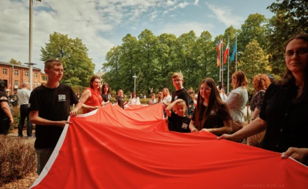 Wielka flaga na rynku. Dołącz do parady