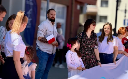 Ponieśli biało-czerwoną przez centrum Oświęcimia - FILM, FOTO