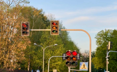 Czerwone światło nie świeci na głównej arterii miasta